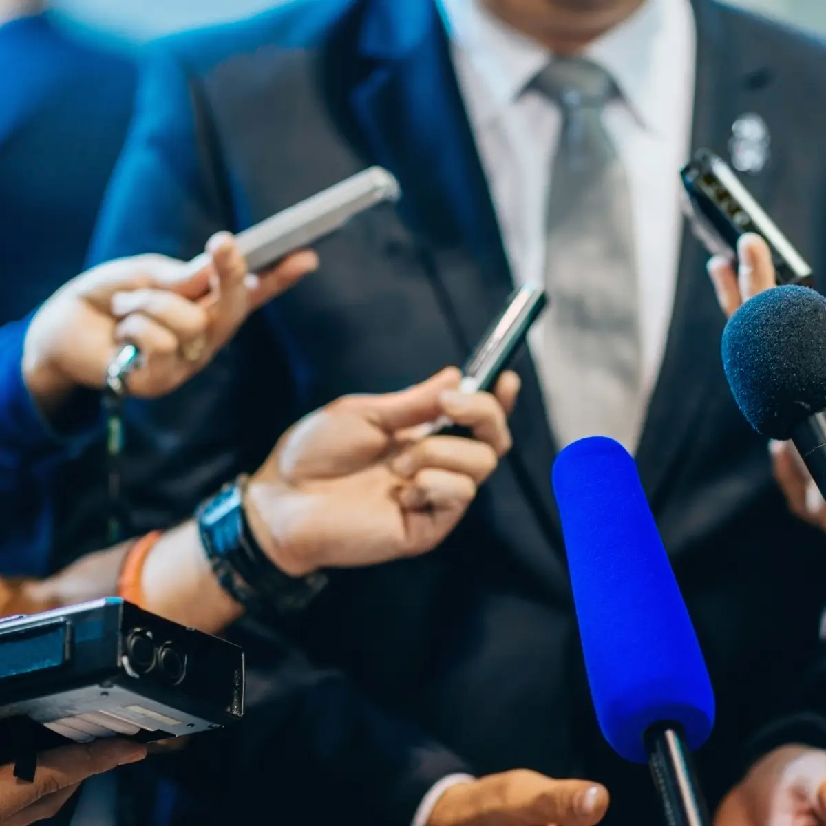 Équipe préparant une communication professionnelle face aux médias