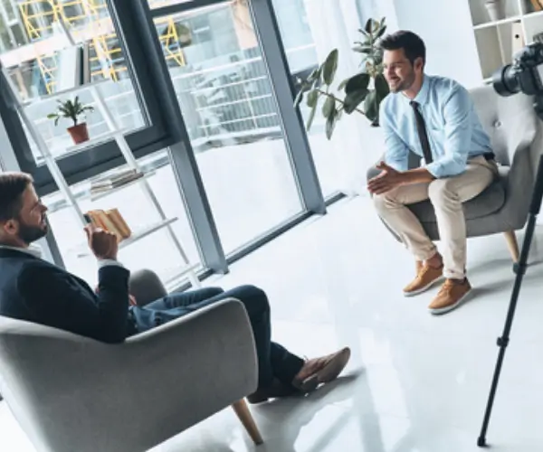 Journaliste menant une interview professionnelle avec un porte-parole