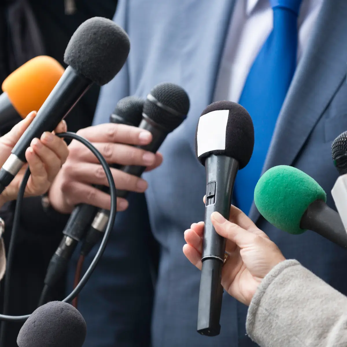 Micros de journalistes lors d’une intervention face aux médias